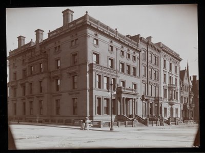 Die Häuser zwischen der 67. und 68. Straße, einschließlich der George Gould Residenz, New York, 1900-01 von Byron Company